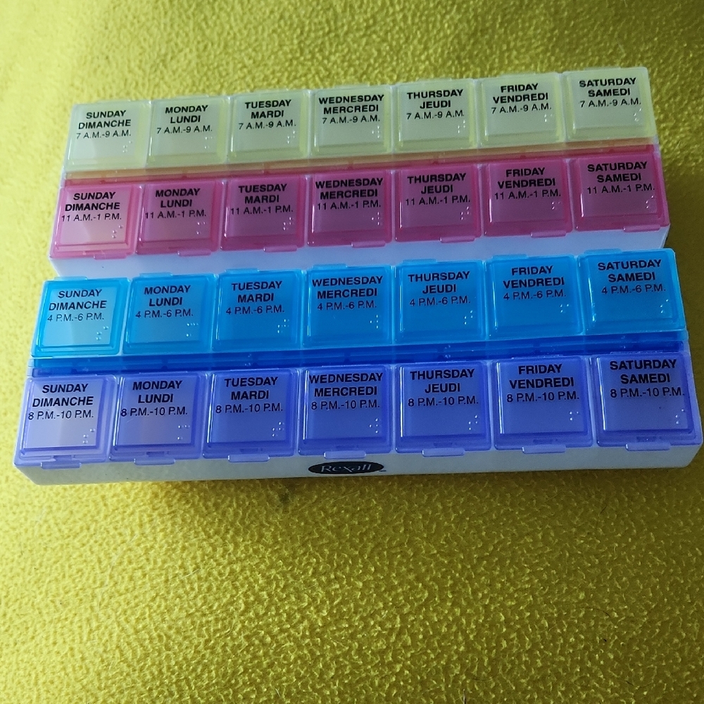 Q23 Pill organizer fab for 1 month or 1 week of 4 pills daily In Braile & French
